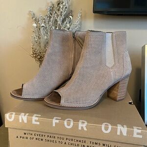 TOMS MAJORCA PEEP TOE BOOTIE, EXCELLENT CONDITION!! EUC!!